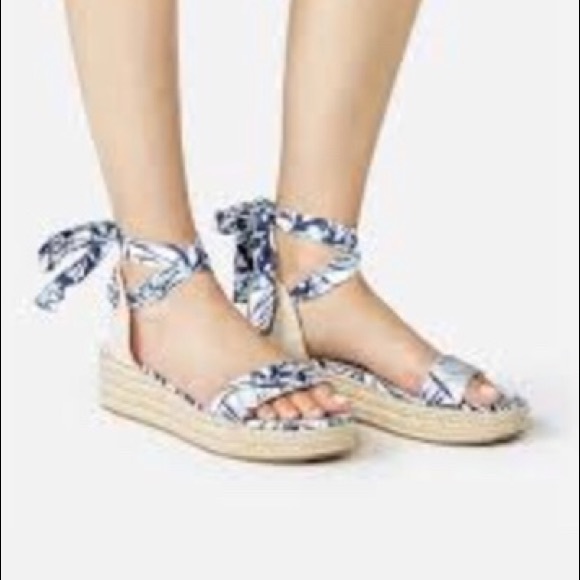 JustFab Shoes - 🍁5/$25 Briella Lace Up Sandals